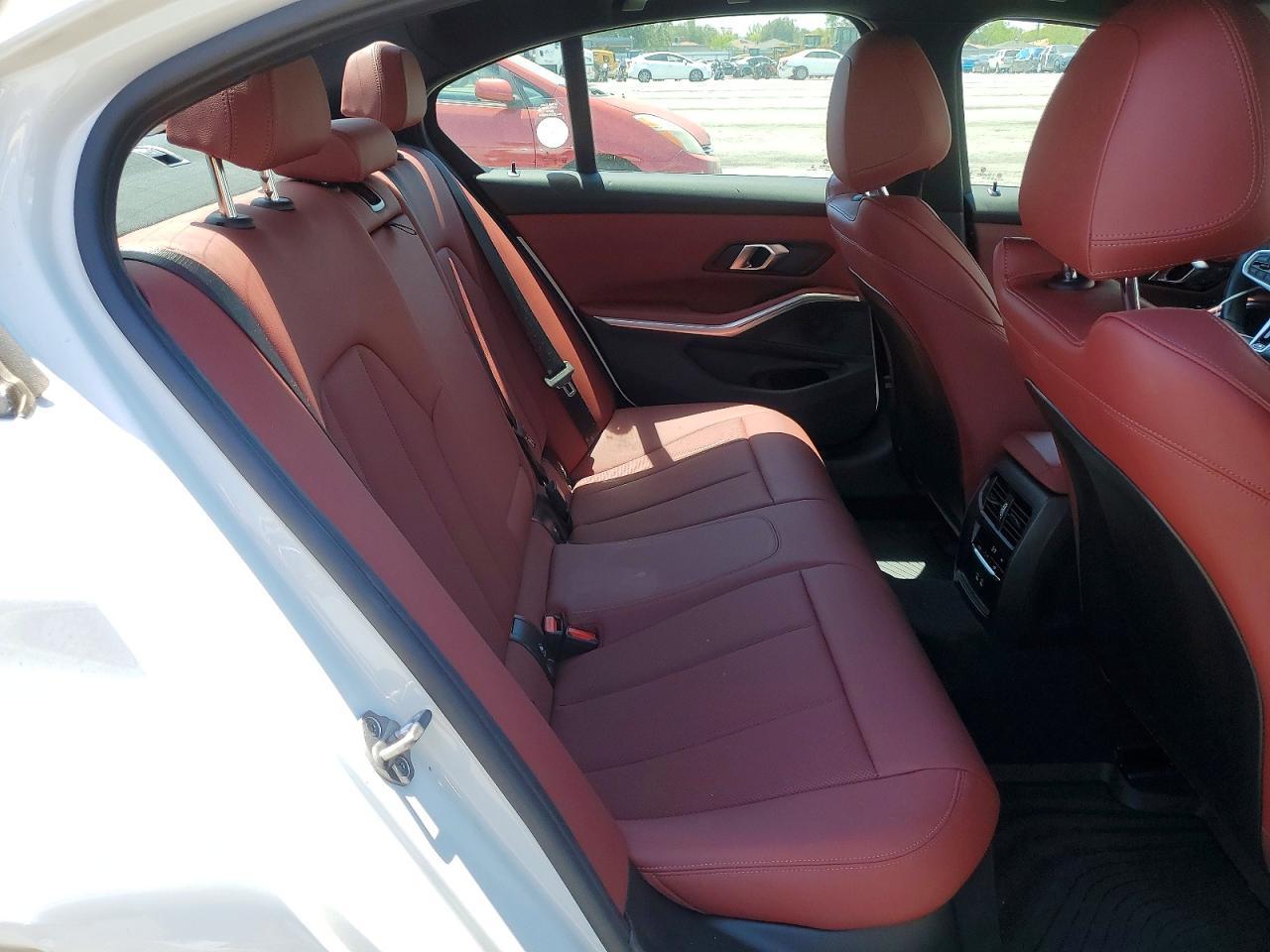 2025 BMW 330I - zdjęcie 10