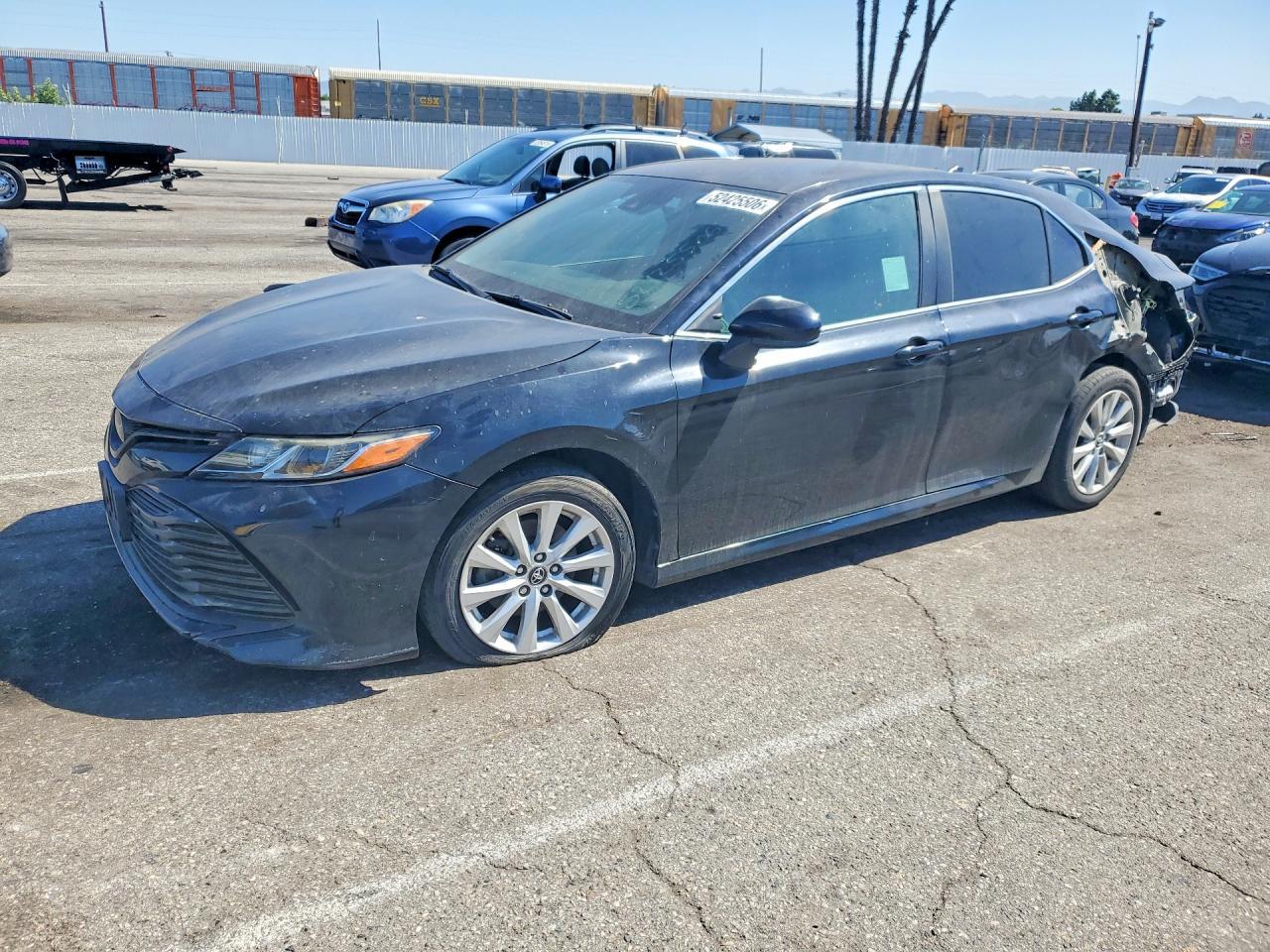2019 Toyota Camry Le - zdjęcie główne