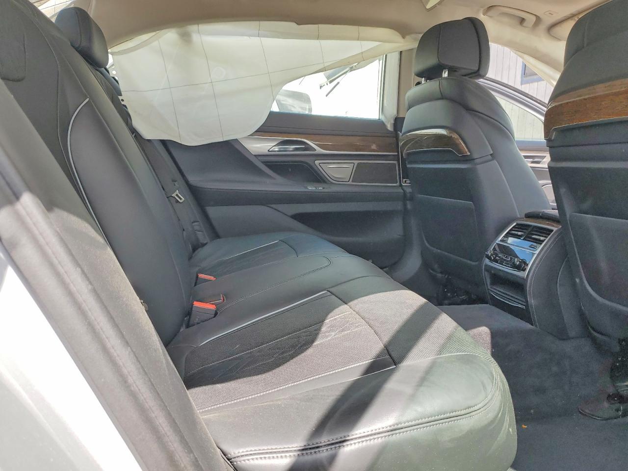 2018 BMW 750 I - zdjęcie 10