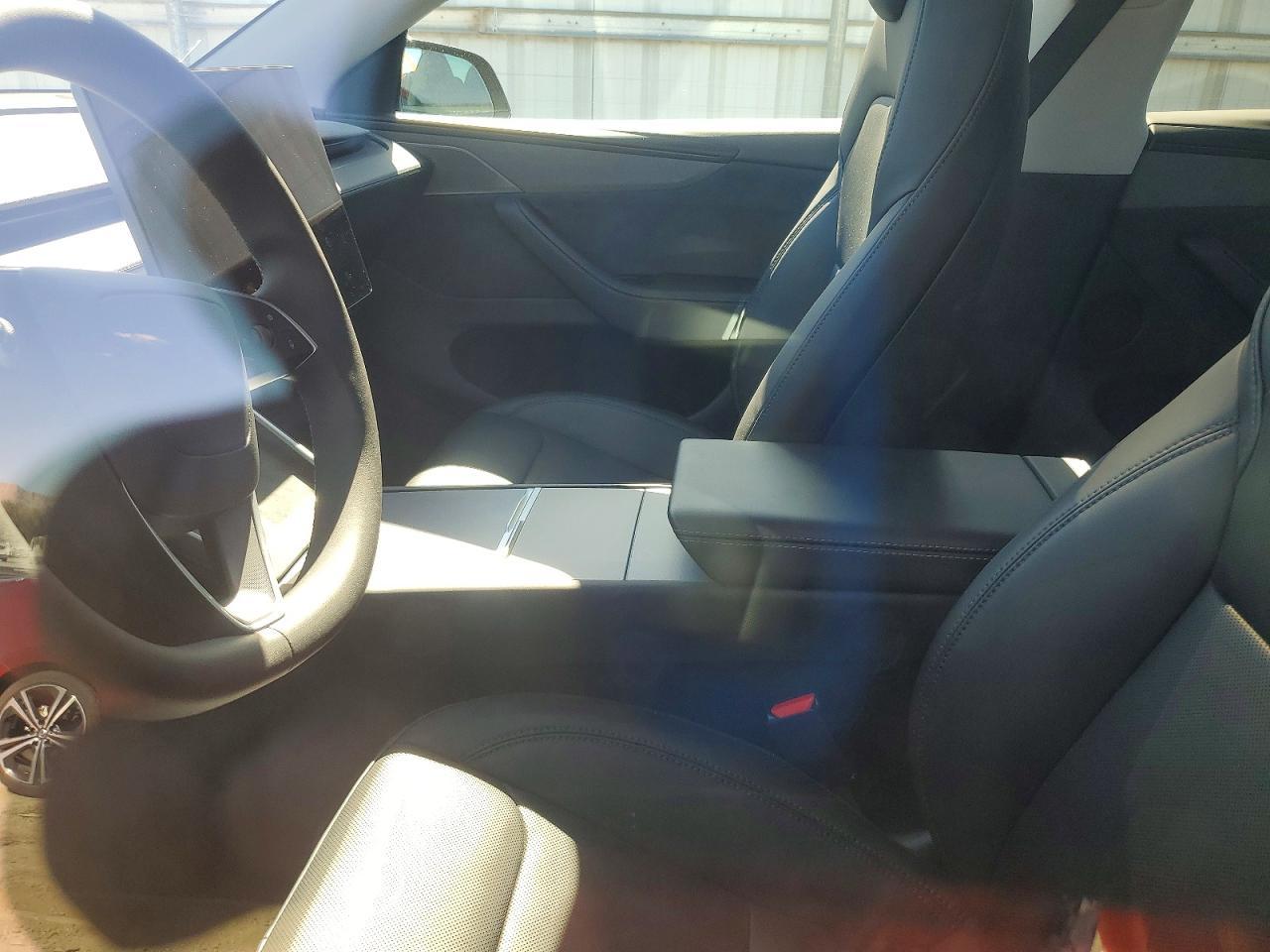 2026 Tesla Model Y - zdjęcie 8