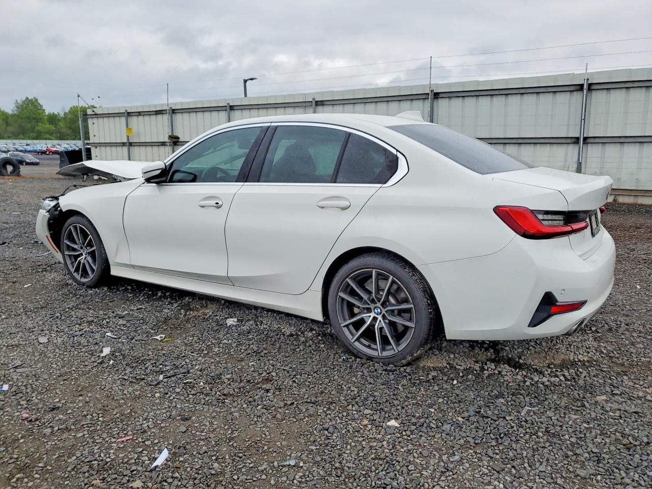 2021 BMW 330I - zdjęcie 2