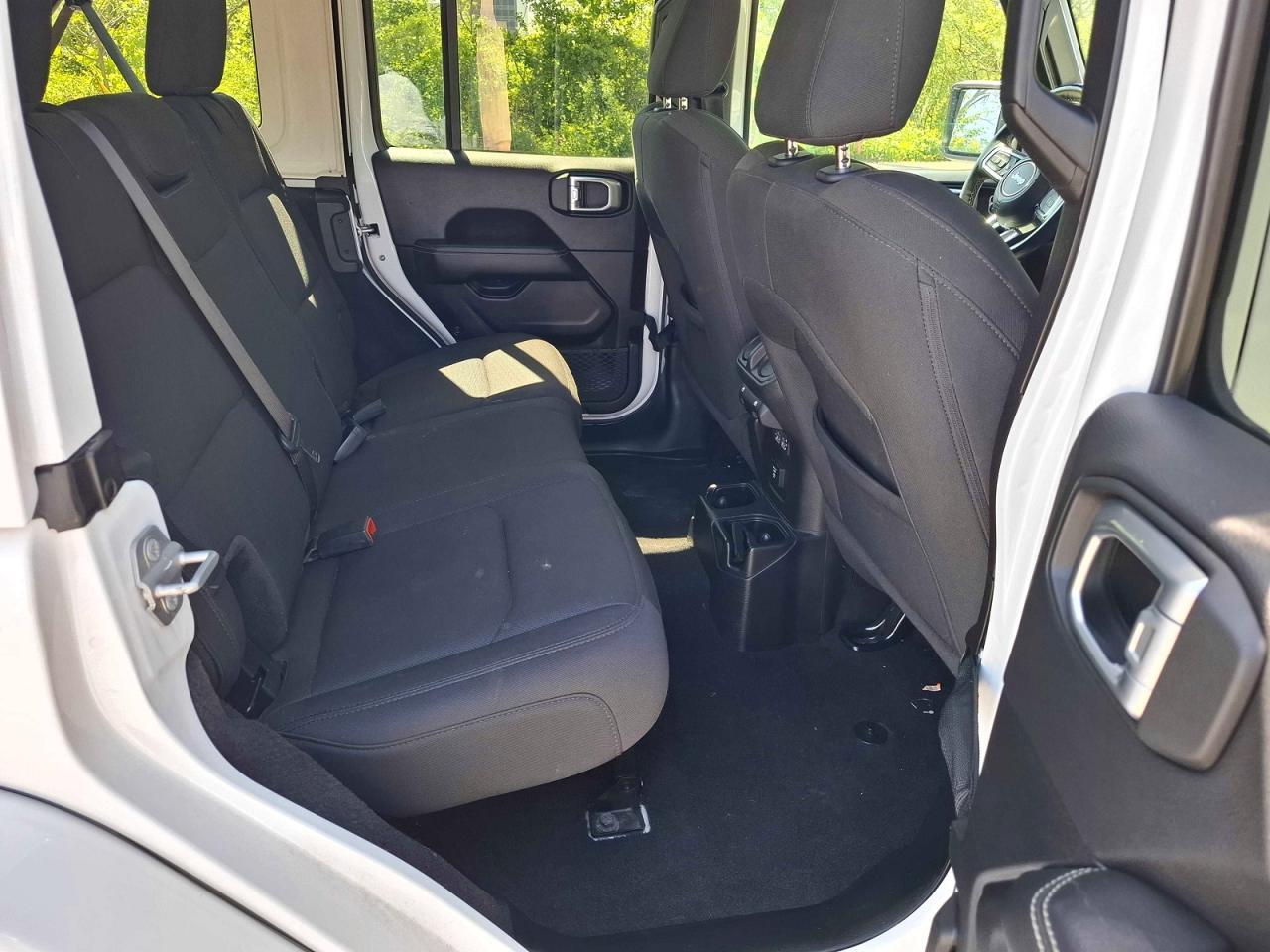 2021 Jeep Wrangler Unlimited Sahara - zdjęcie 6