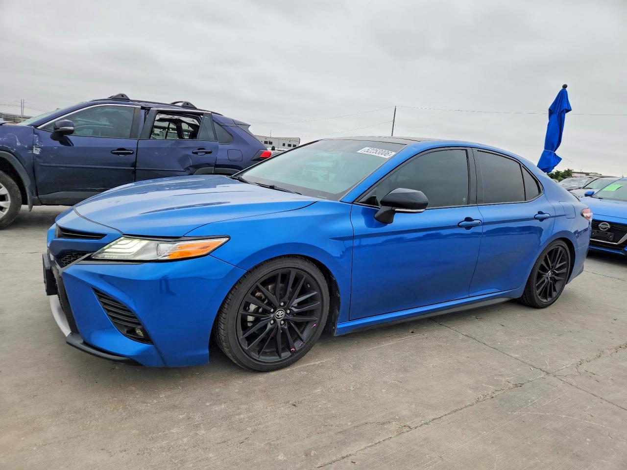 2020 Toyota Camry Xse - zdjęcie główne