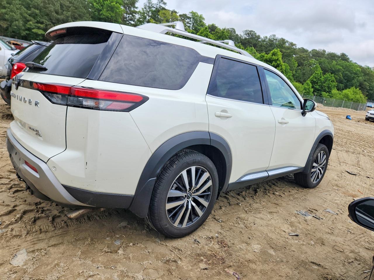 2022 Nissan Pathfinder Platinum - zdjęcie 3
