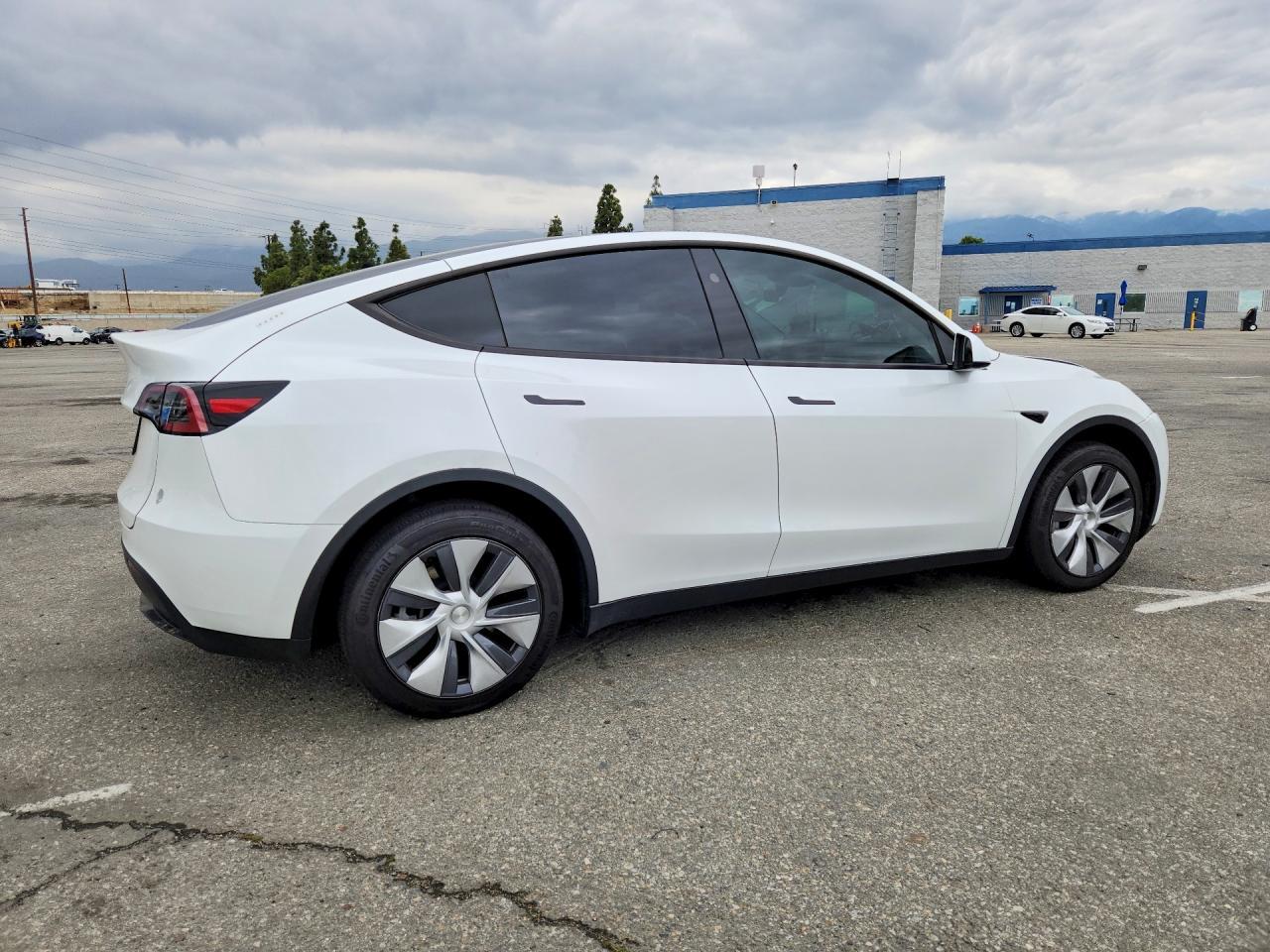 2025 Tesla Model Y - zdjęcie 3