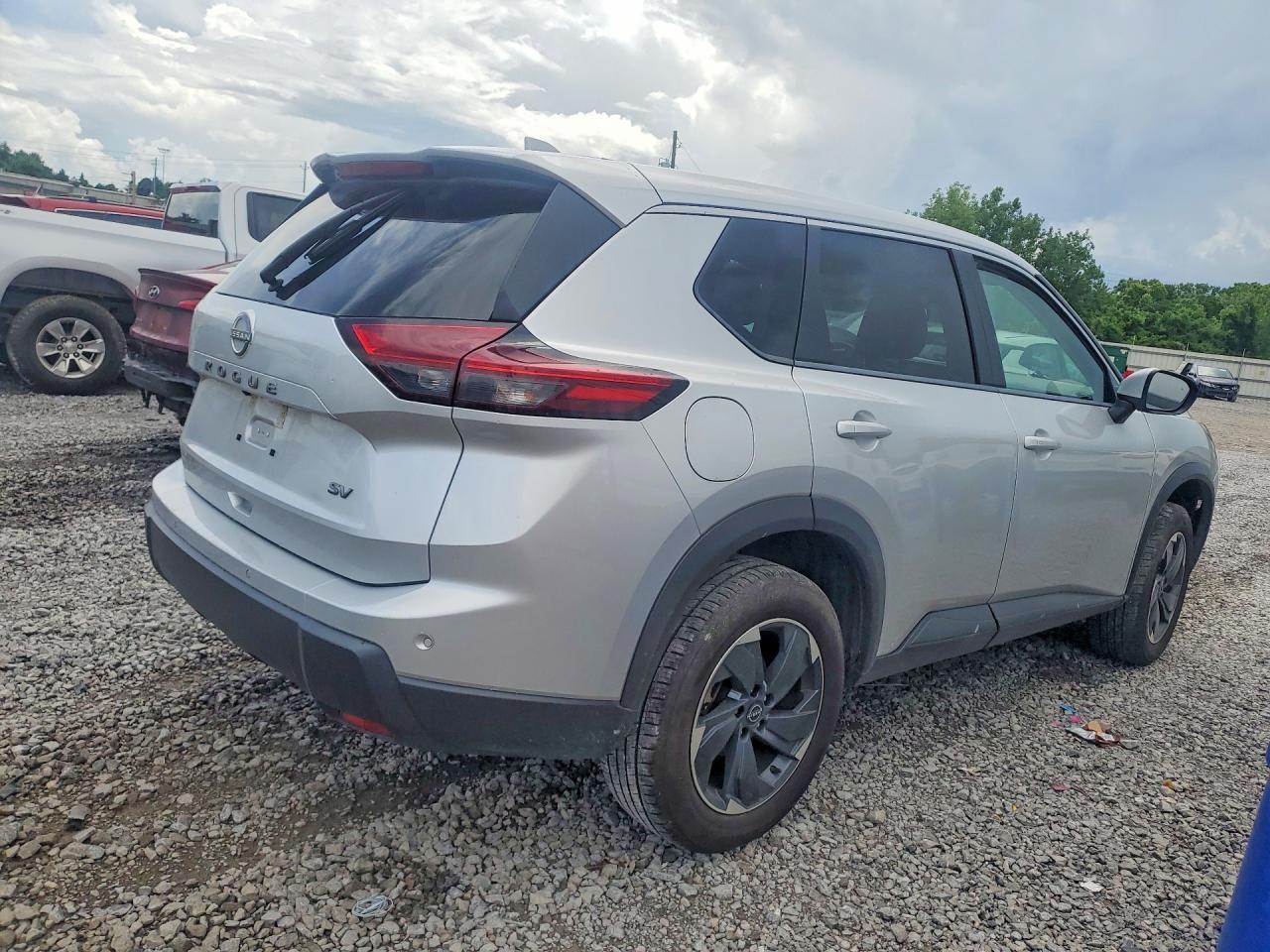 2024 Nissan Rogue Sv - zdjęcie 3