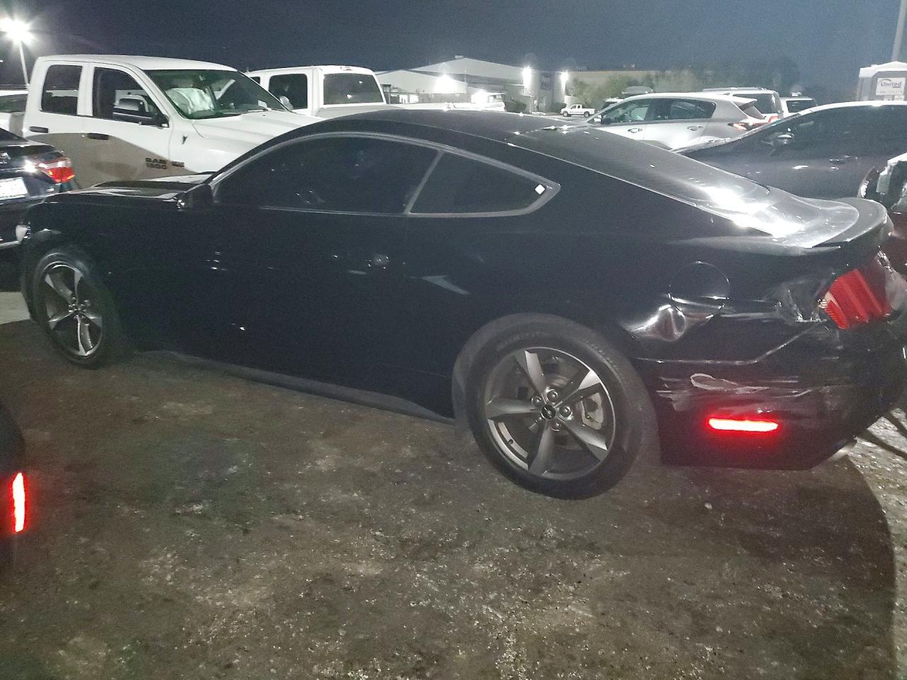 2015 Ford Mustang V6 Coupe - zdjęcie 2