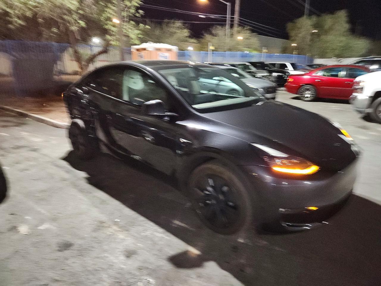 2024 Tesla Model Y - zdjęcie 4