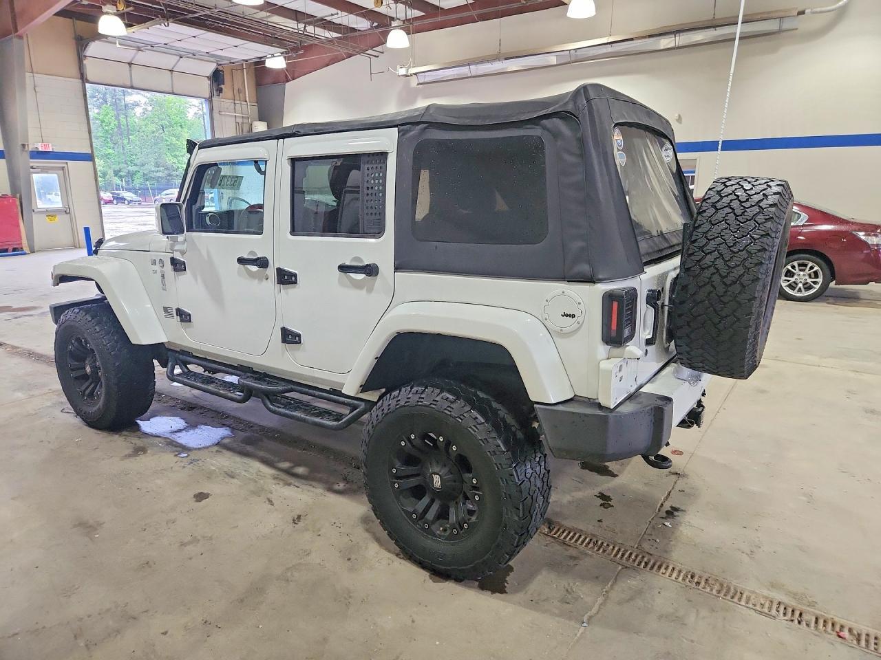 2014 Jeep Wrangler Unlimited Sahara - zdjęcie 2