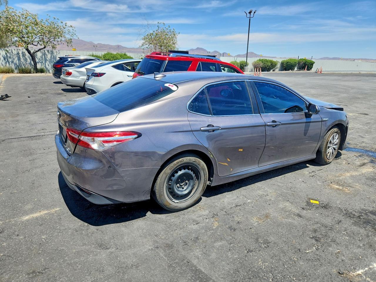 2019 Toyota Camry Le - zdjęcie 3