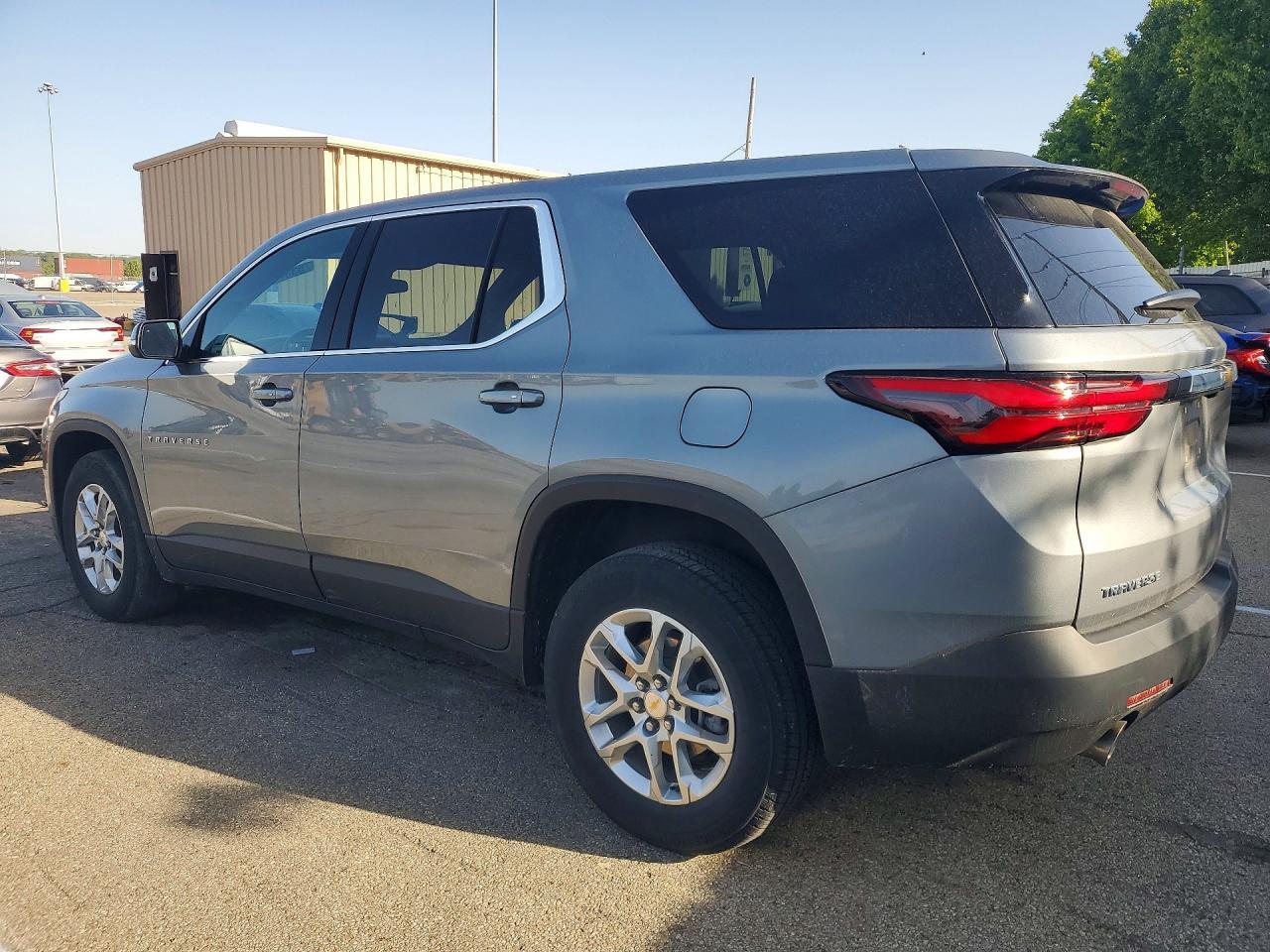 2023 Chevrolet Traverse Ls - zdjęcie 2