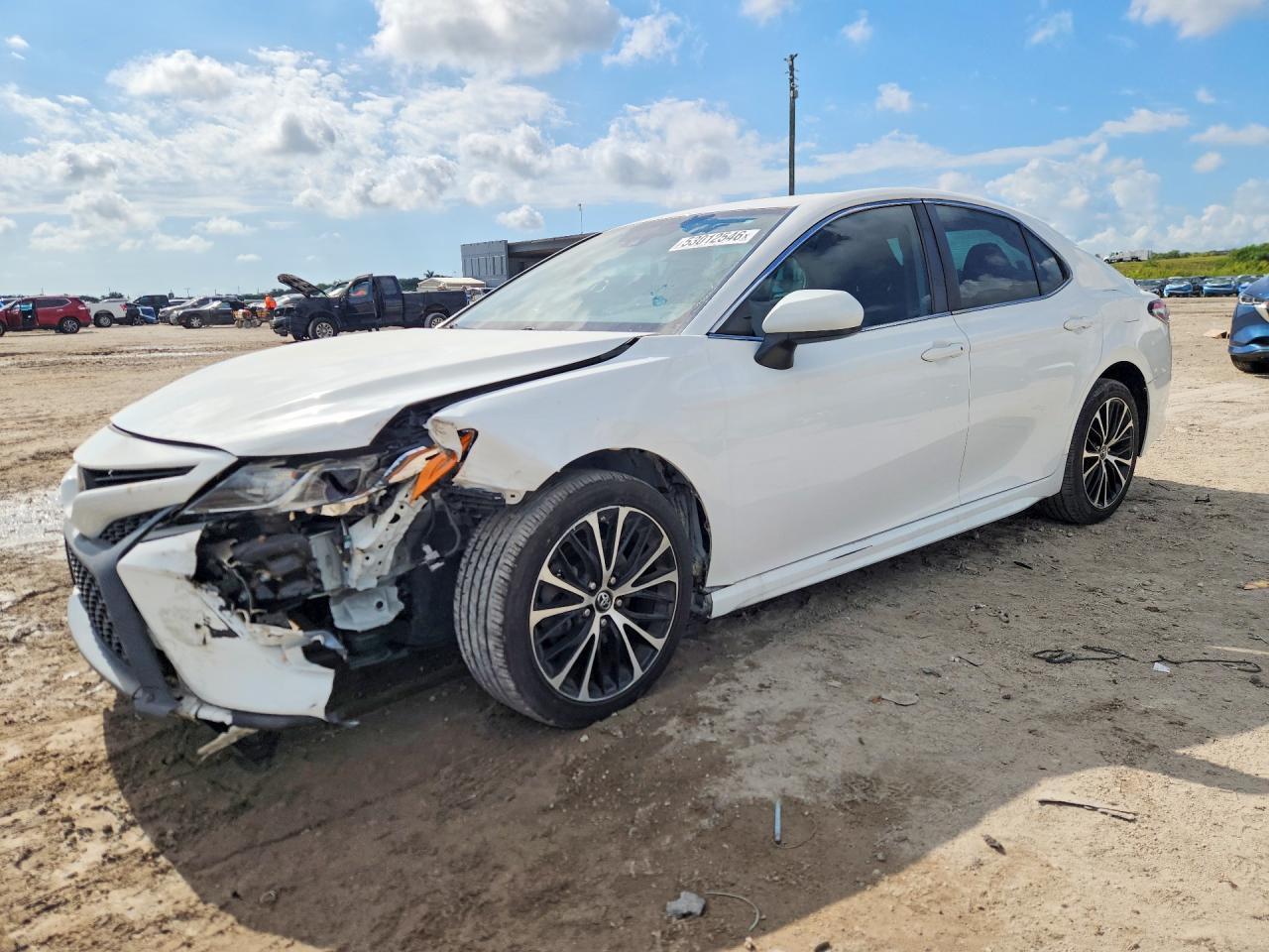 2020 Toyota Camry Se - zdjęcie główne