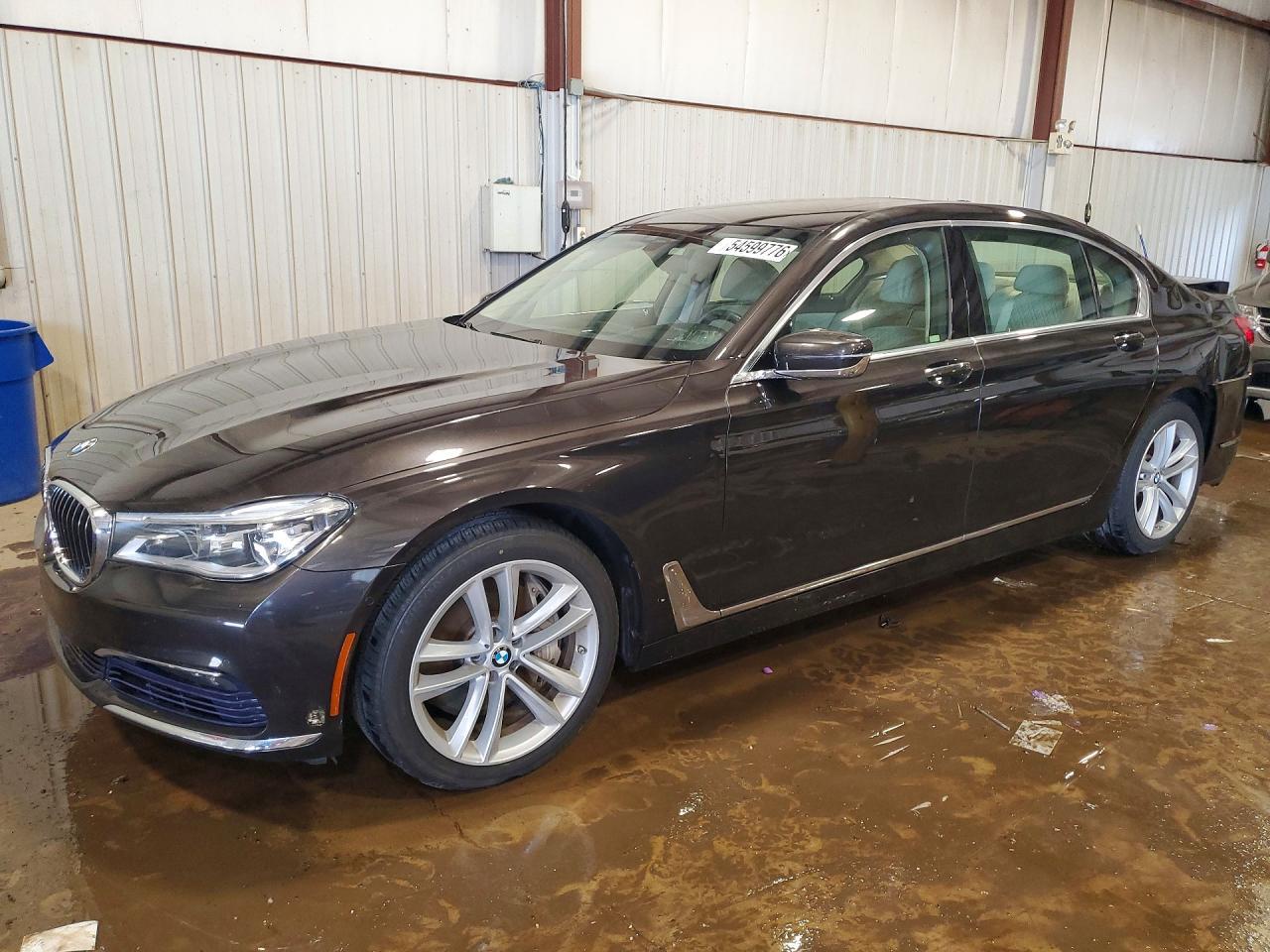 2016 BMW Seria 7 750i - zdjęcie główne