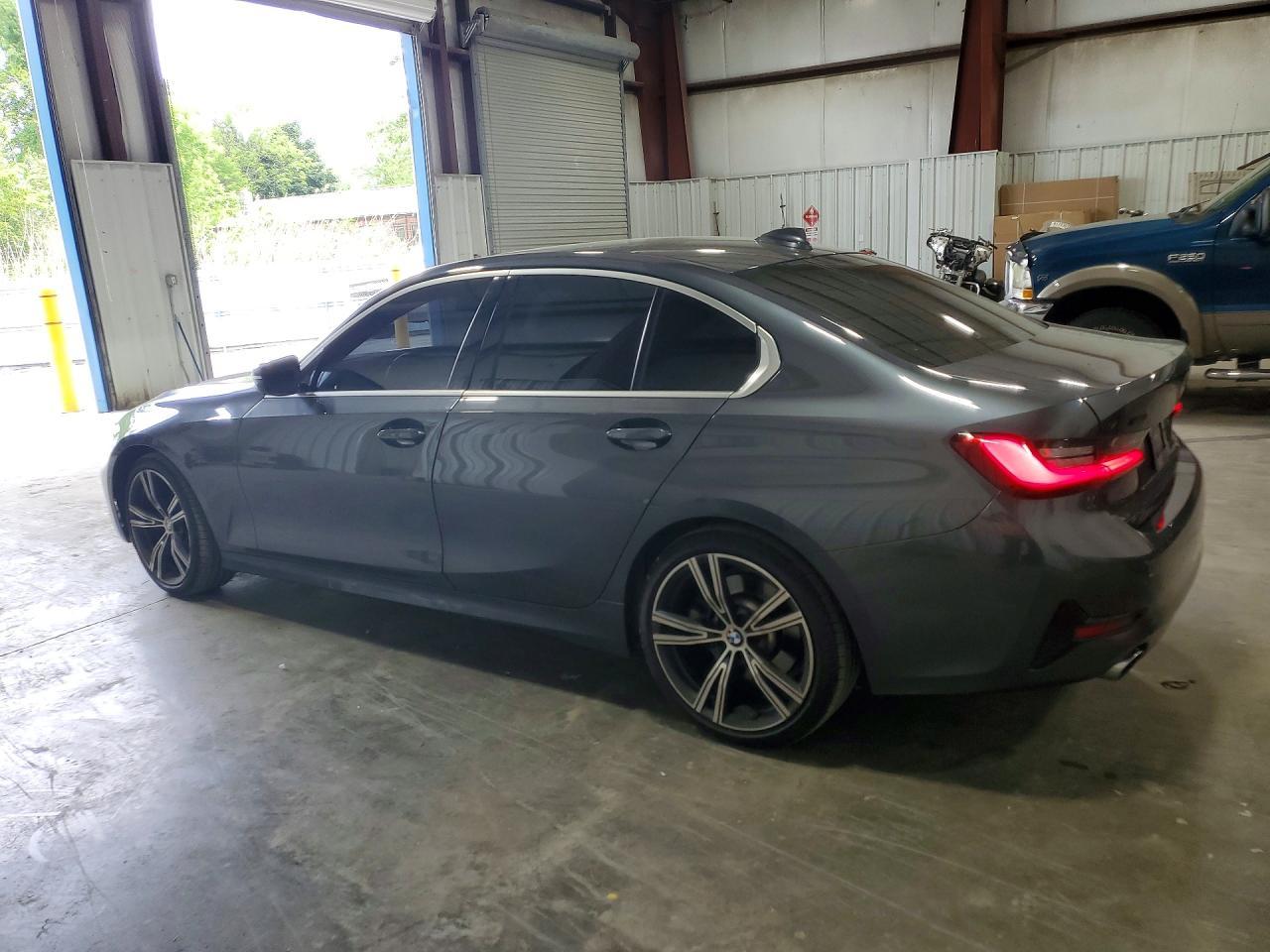 2021 BMW 330Xi - zdjęcie 2