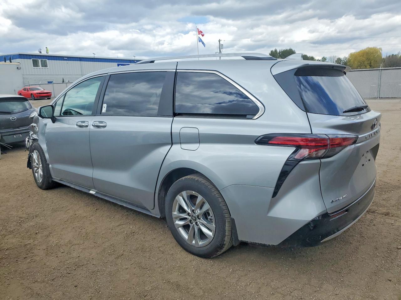 2025 Toyota Sienna Le - zdjęcie 2