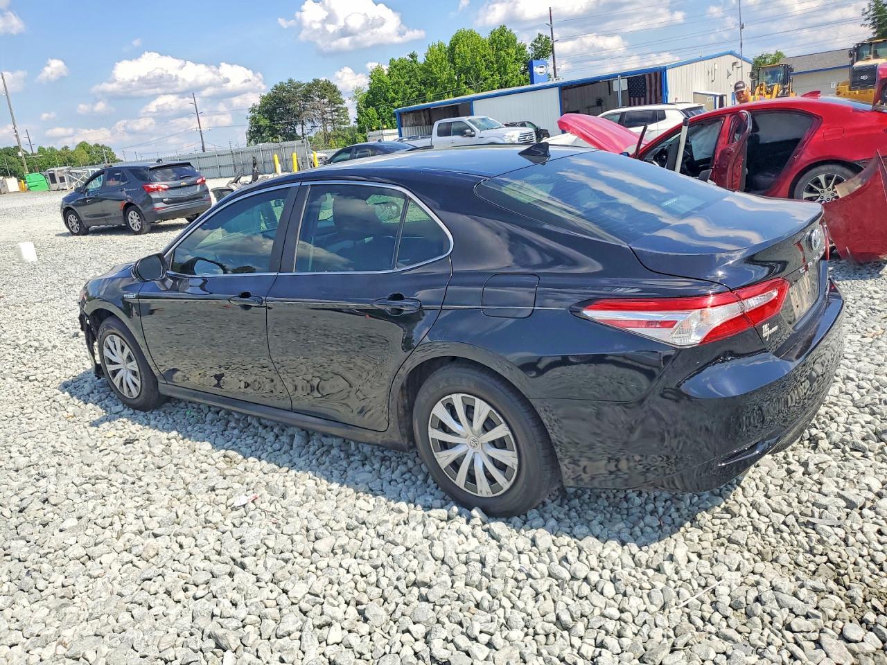 2020 Toyota Camry Le - zdjęcie 2