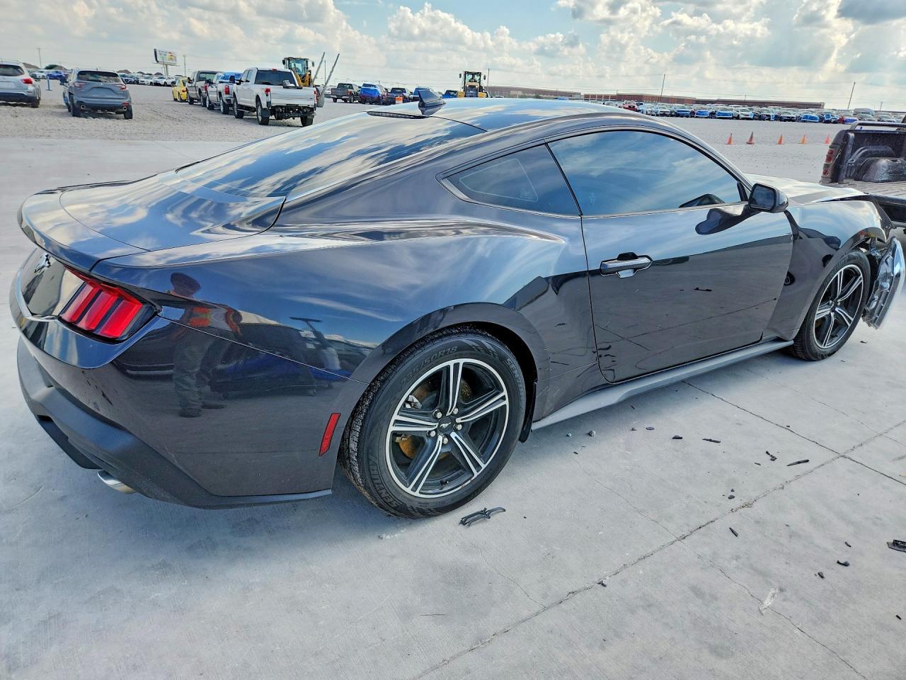 2024 Ford Mustang - zdjęcie 3