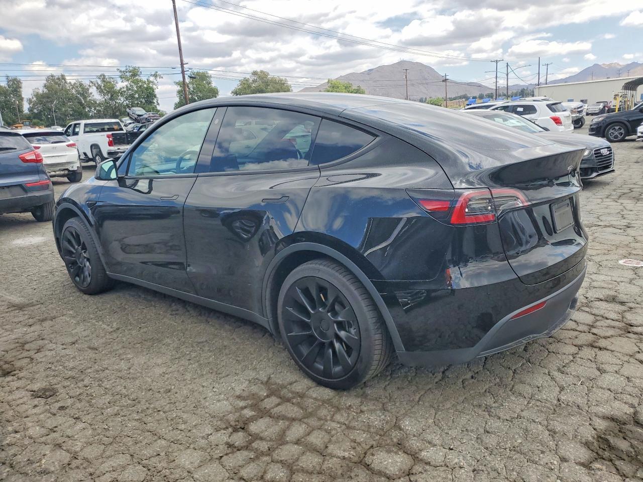 2023 Tesla Model Y - zdjęcie 2