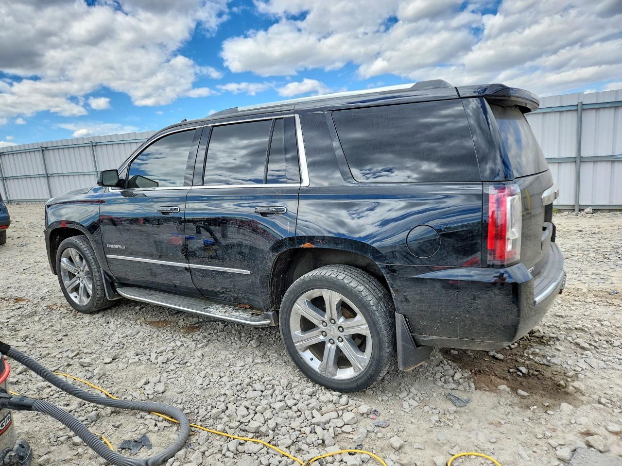 2017 GMC Yukon Denali - zdjęcie 2