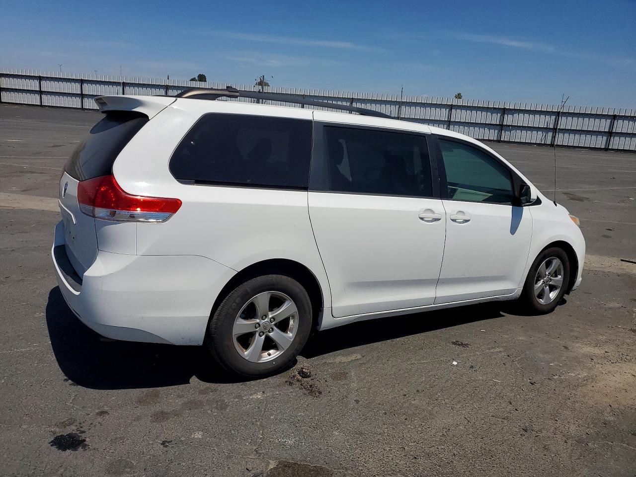 2013 Toyota Sienna Le - zdjęcie 3