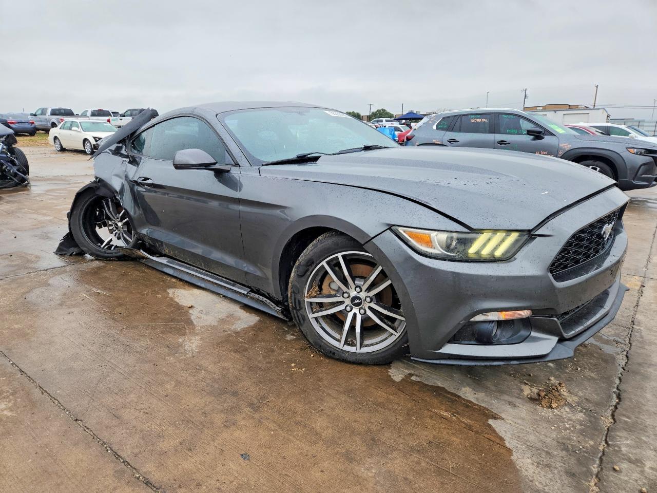 Ford Mustang - zdjęcie 4