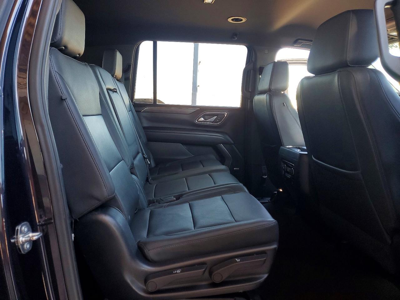 2023 Chevrolet Suburban C1500 Lt - zdjęcie 11