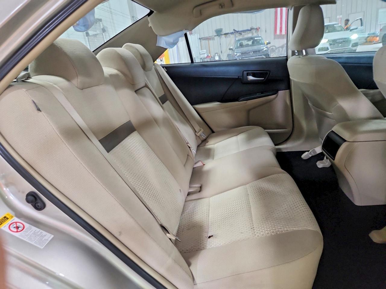 2014 Toyota Camry Le - zdjęcie 10