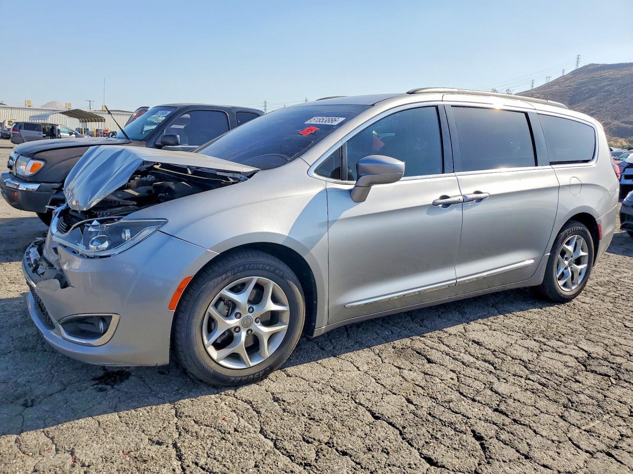 2017 Chrysler Pacifica Touring L - zdjęcie główne