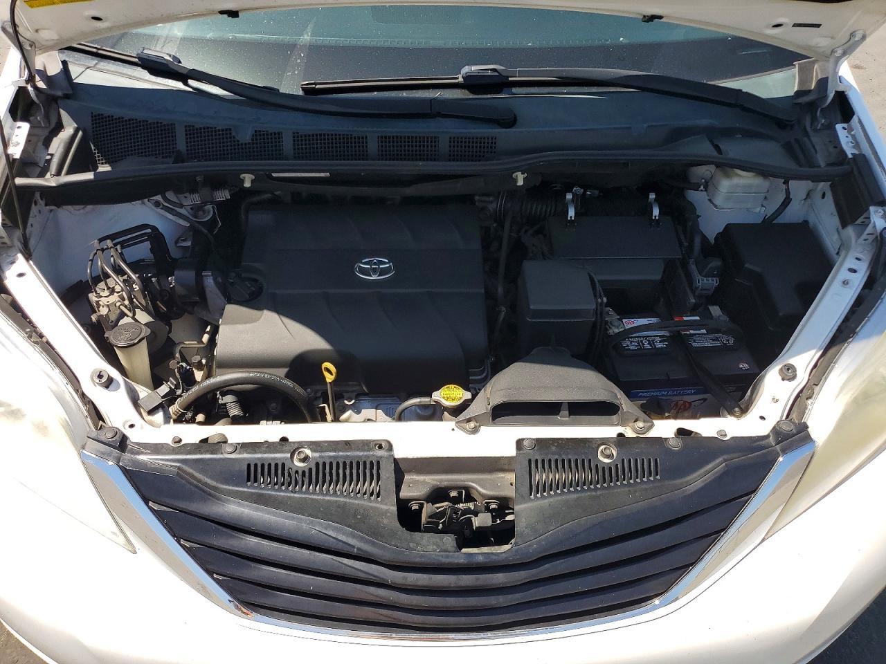 2013 Toyota Sienna Le - zdjęcie 12