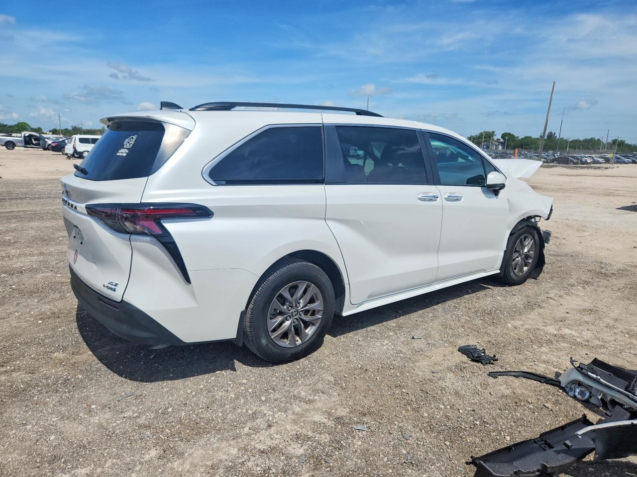 2024 Toyota Sienna Xle - zdjęcie 3