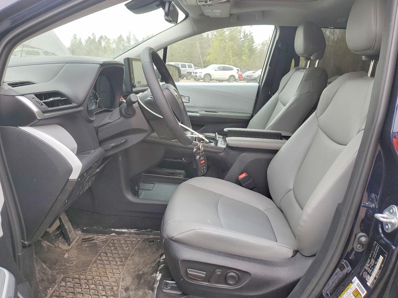 2026 Toyota Sienna Le - zdjęcie 7