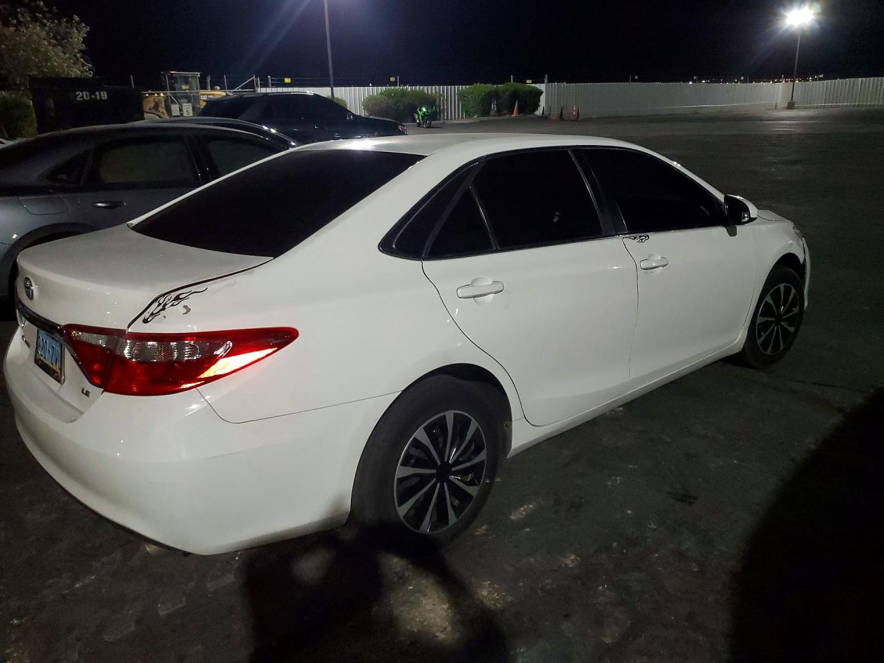 2016 Toyota Camry Le - zdjęcie 3