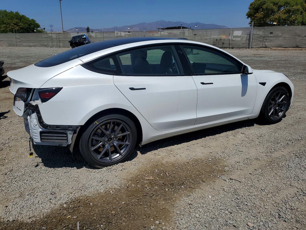 2022 Tesla Model 3 - zdjęcie 3