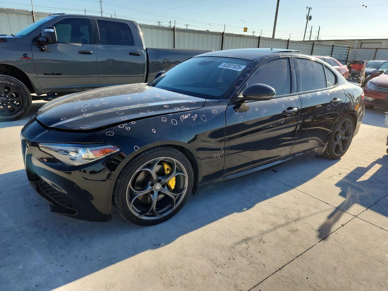 2019 Alfa Romeo Giulia Ti - zdjęcie główne
