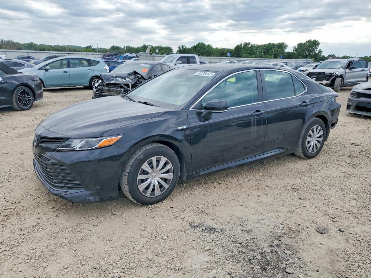 2020 Toyota Camry Le - zdjęcie główne