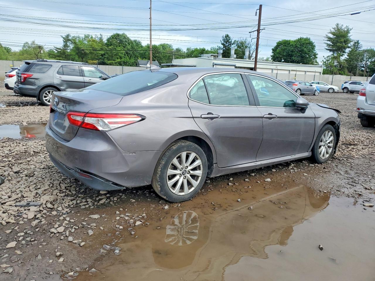 2019 Toyota Camry Le - zdjęcie 3