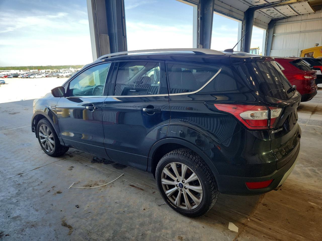 2017 Ford Escape Titanium - zdjęcie 2