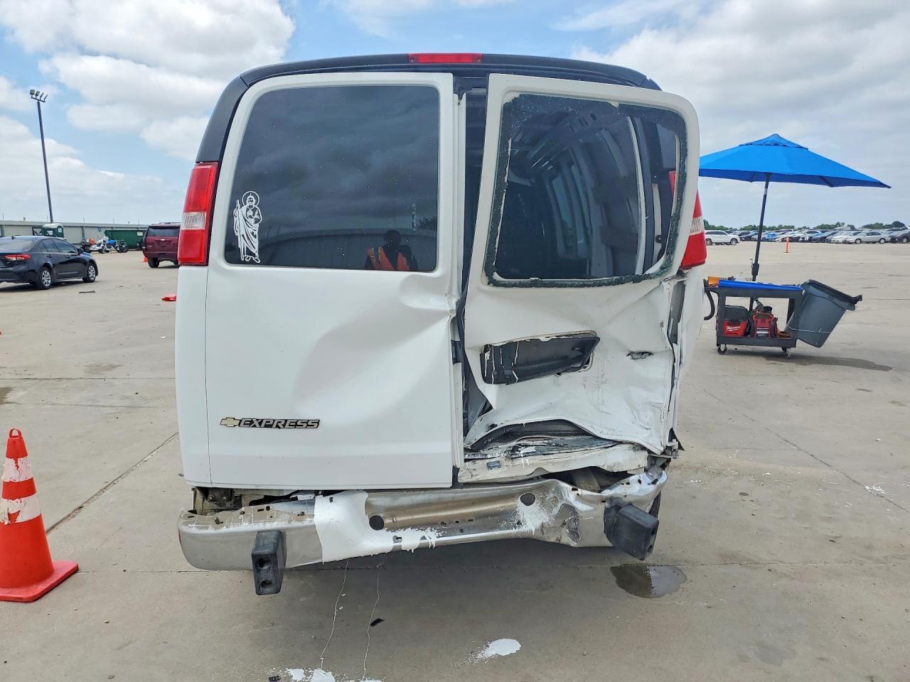 2020 Chevrolet Express G2500 - zdjęcie 6