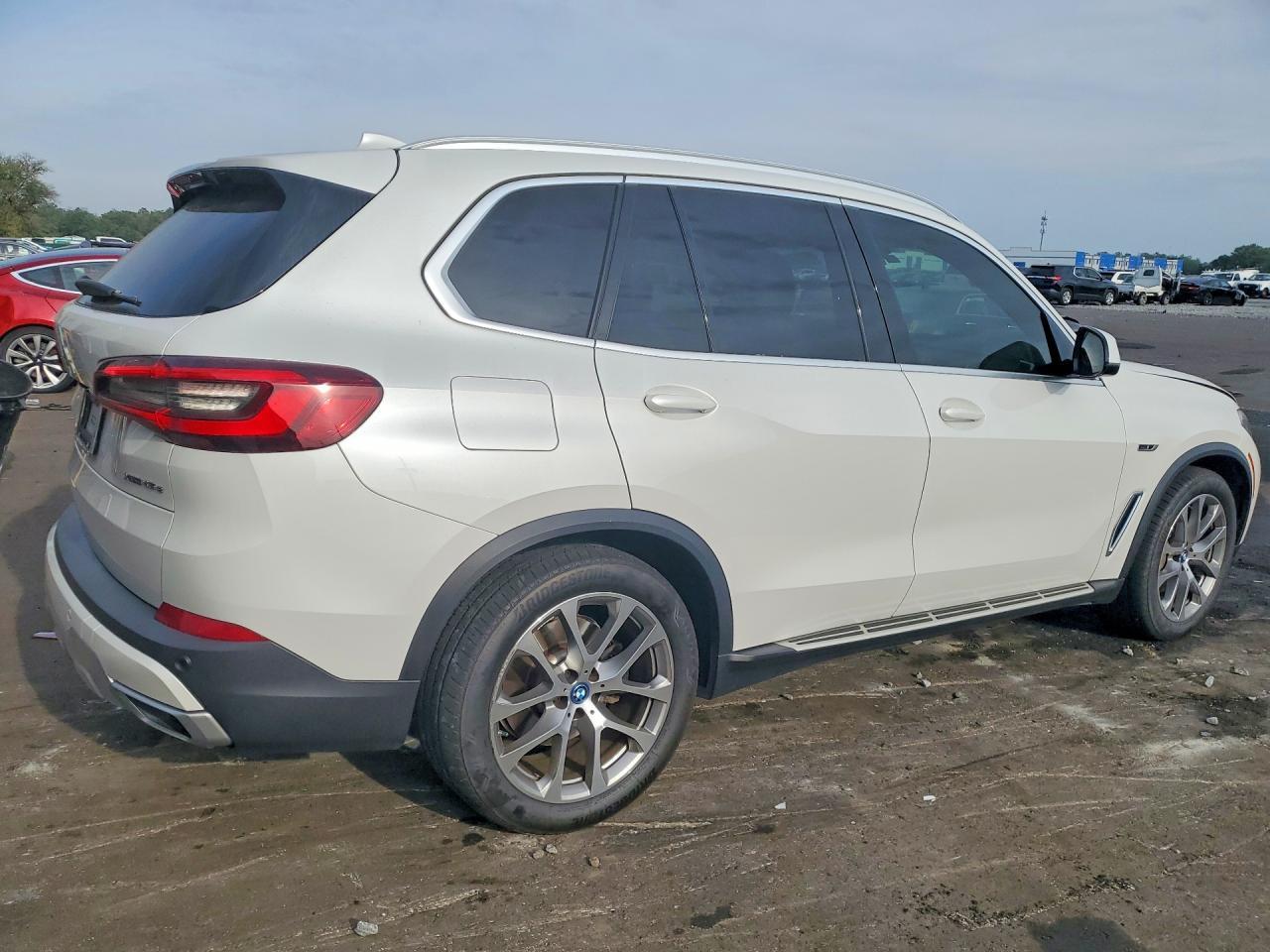 2022 BMW X5 xDrive45E - zdjęcie 3