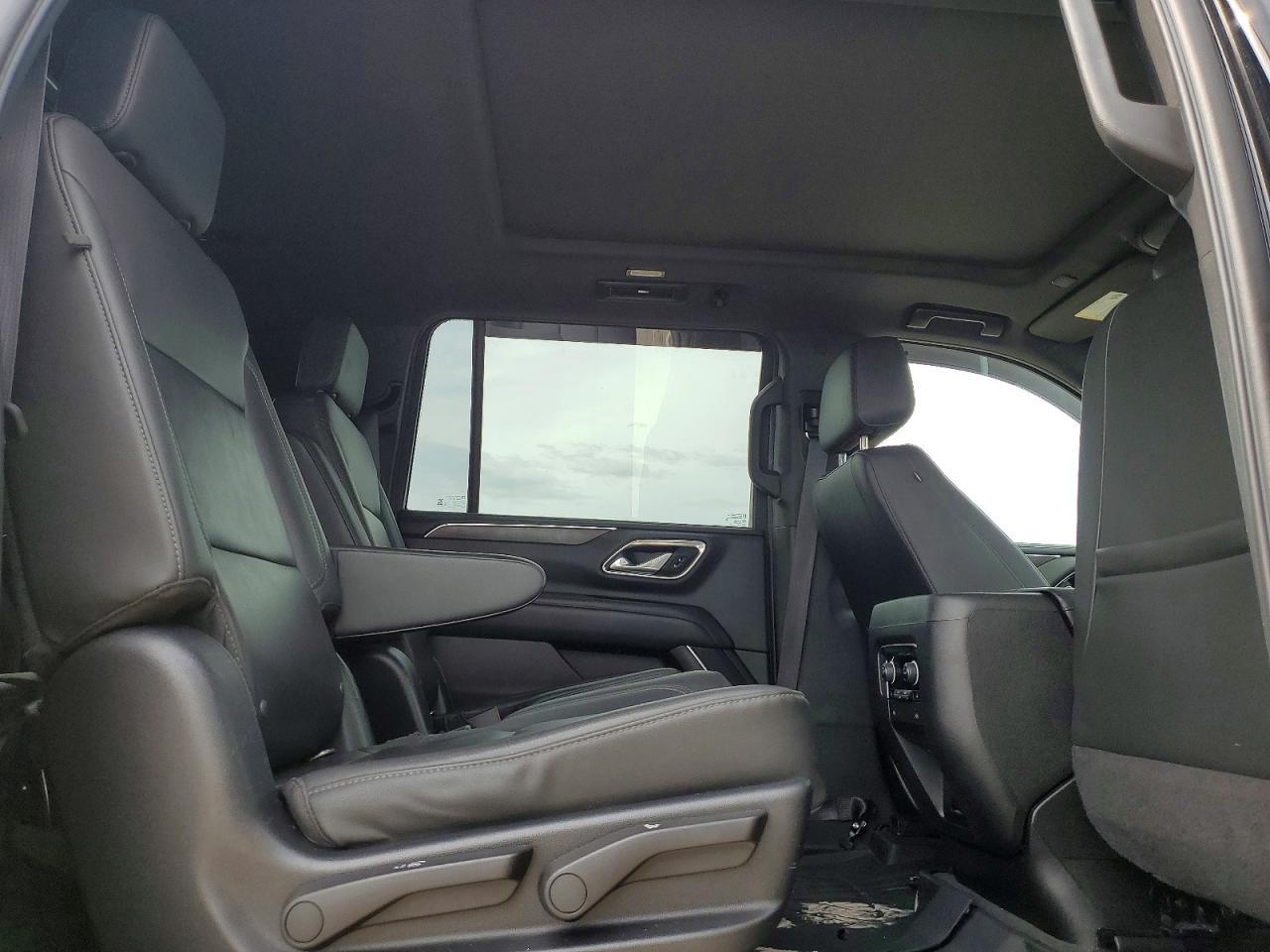 2022 Chevrolet Suburban C1500 Lt - zdjęcie 11