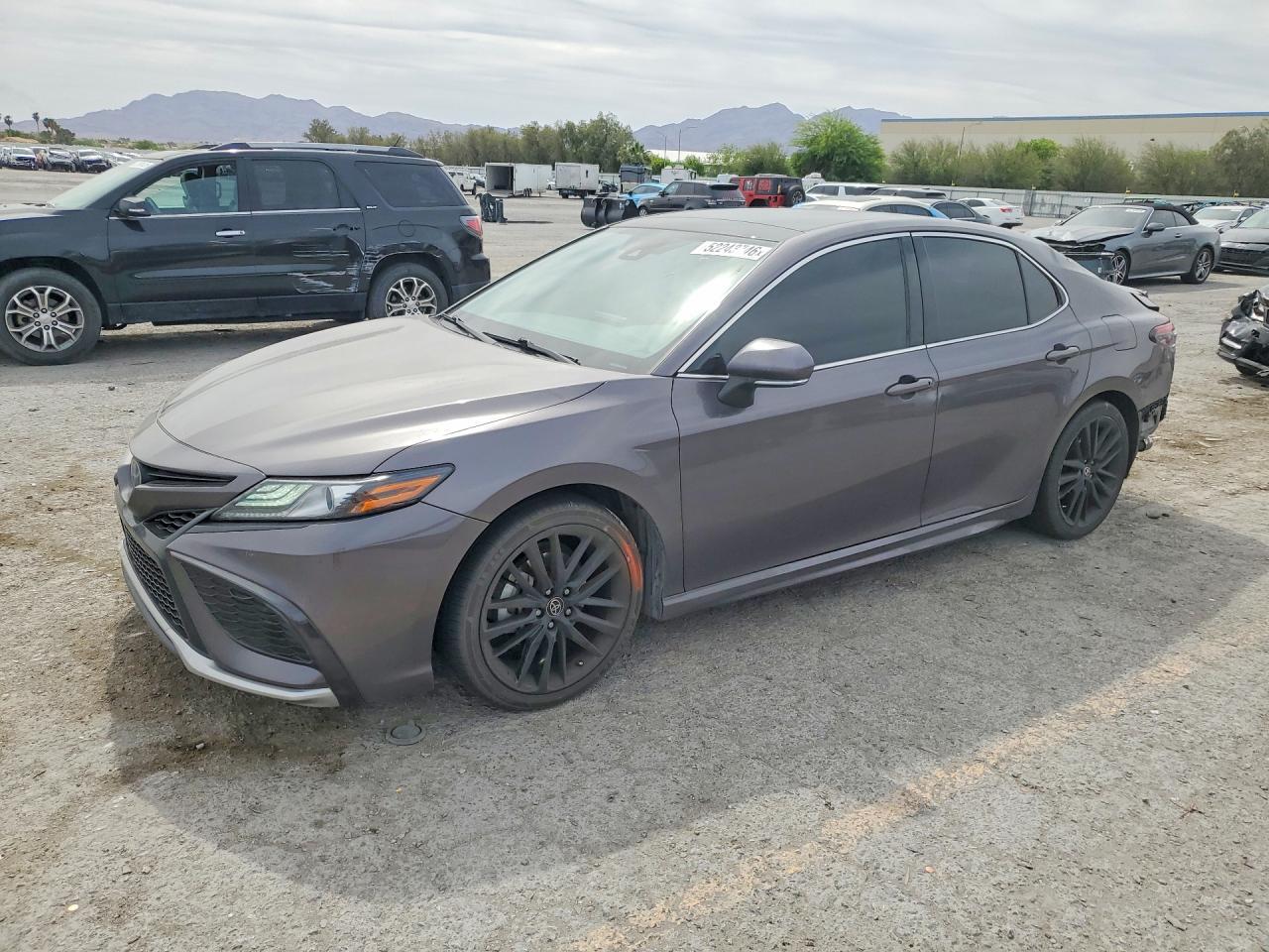 2021 Toyota Camry Xse - zdjęcie główne