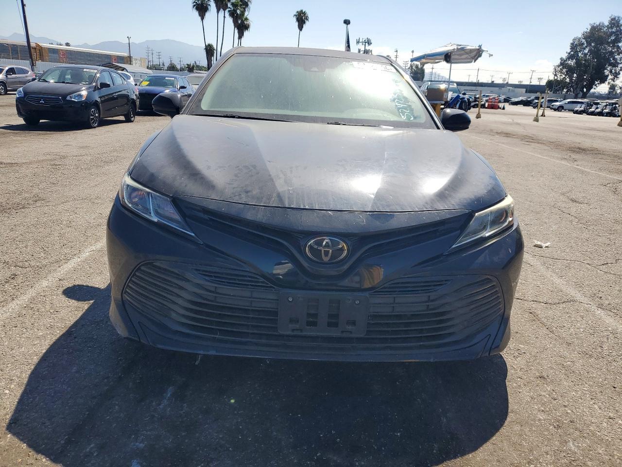 2019 Toyota Camry Le - zdjęcie 5