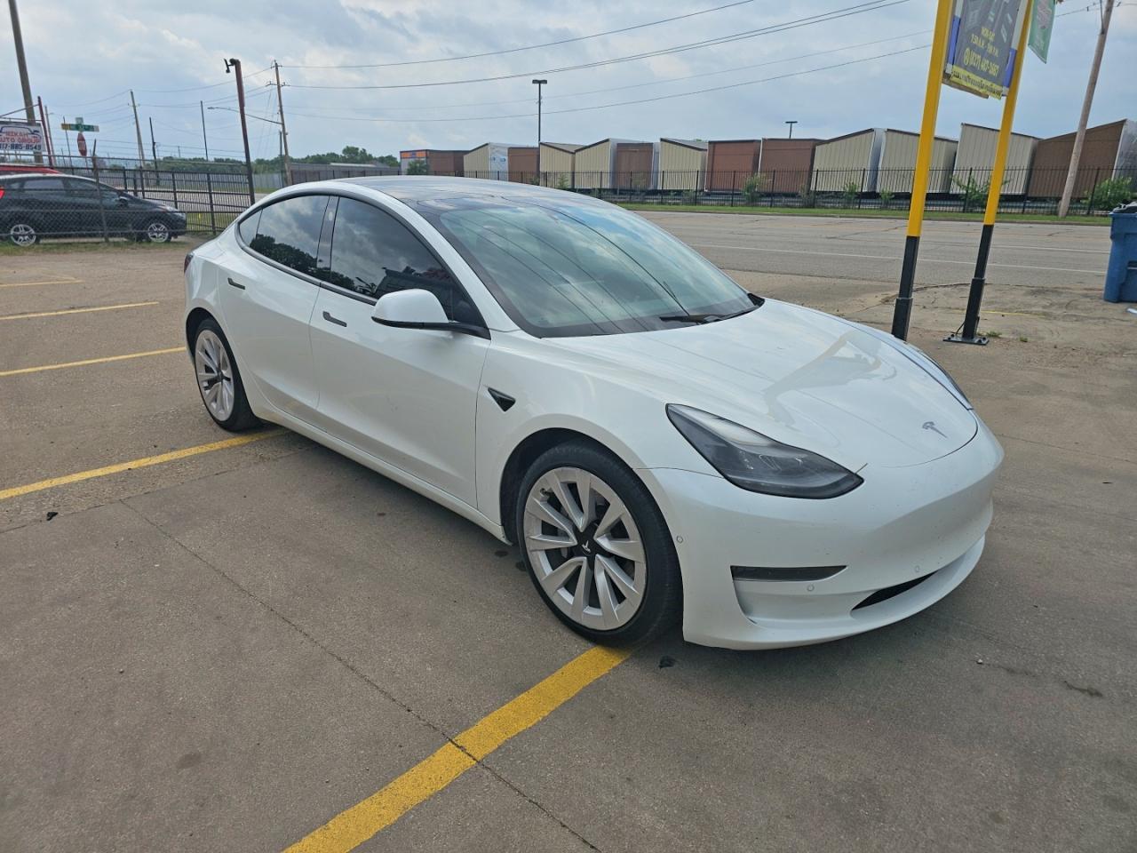 2021 Tesla Model 3 - zdjęcie główne