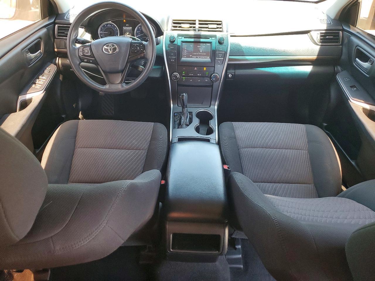 2016 Toyota Camry Le - zdjęcie 8