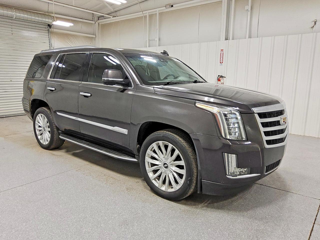 2016 Cadillac Escalade Luxury - zdjęcie 4