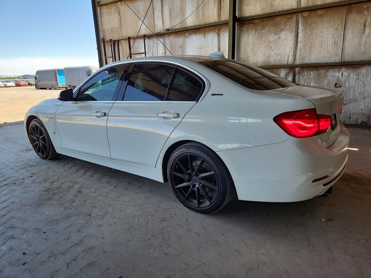 2018 BMW 330E - zdjęcie 2