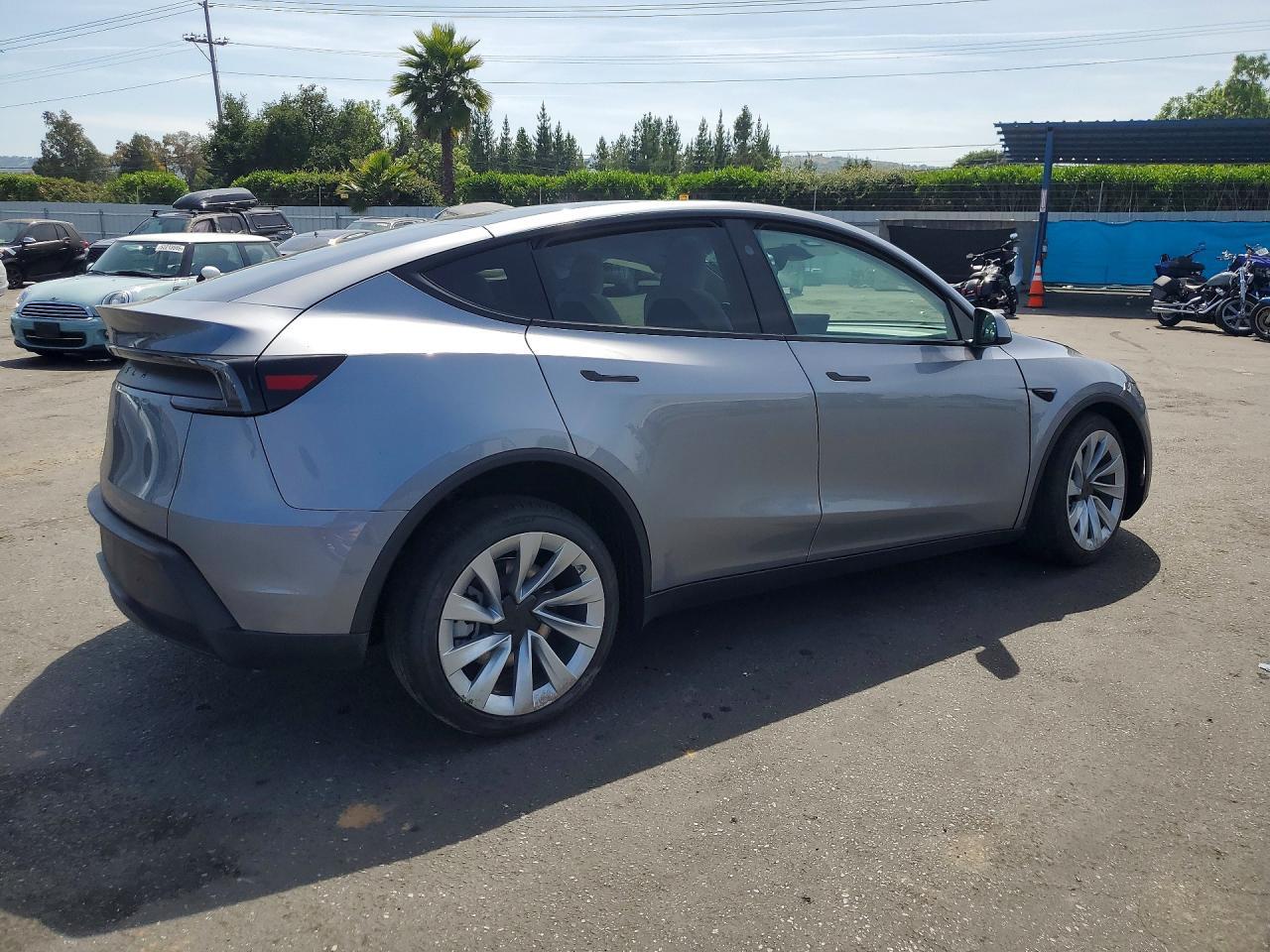 2026 Tesla Model Y - zdjęcie 3