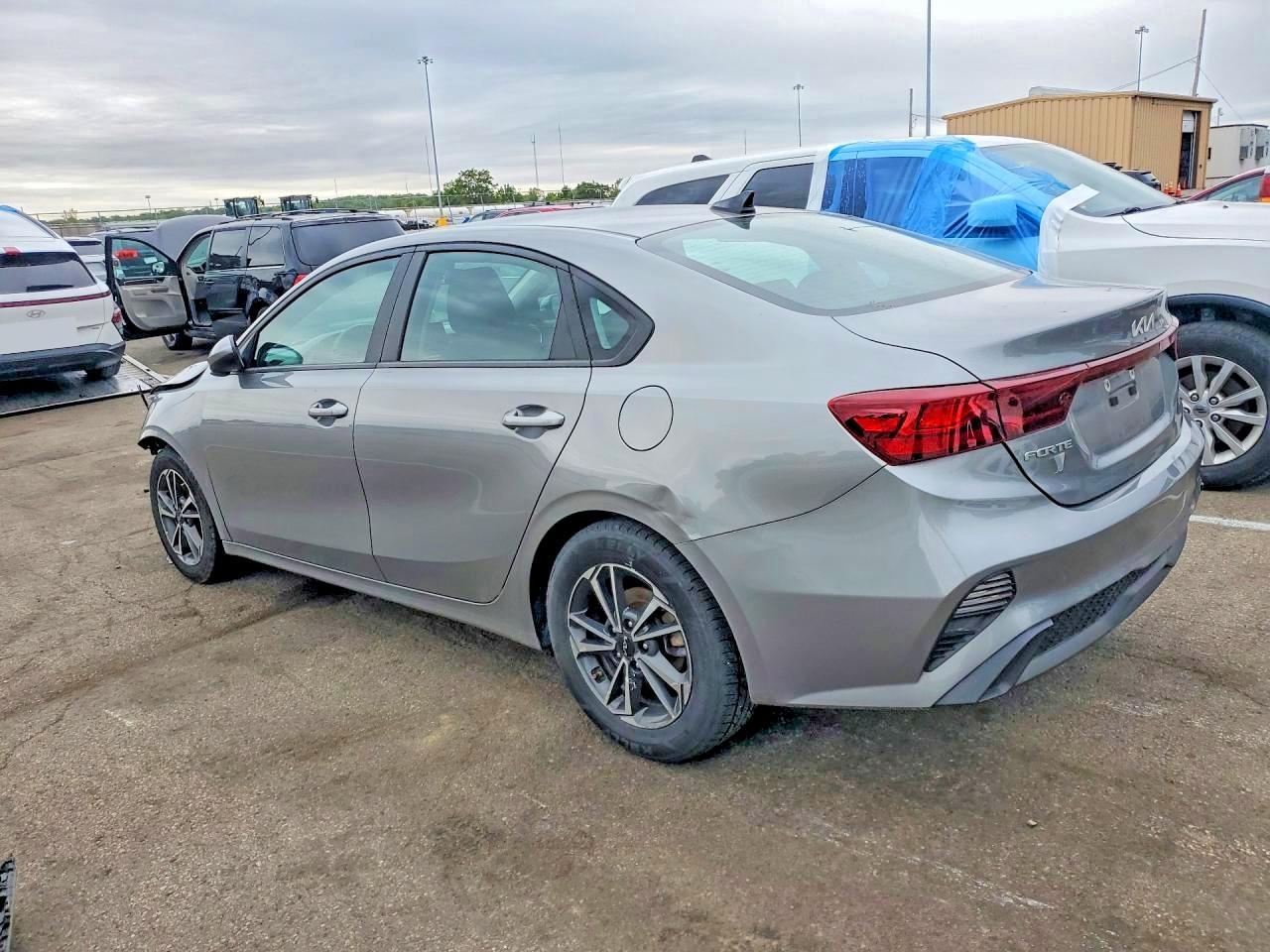 2022 Kia Forte Lxs - zdjęcie 2