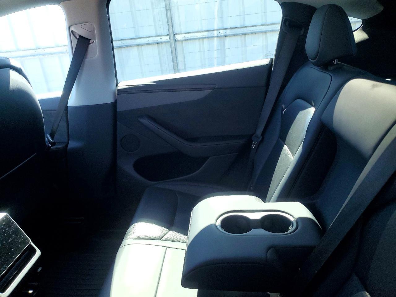 2026 Tesla Model Y - zdjęcie 10