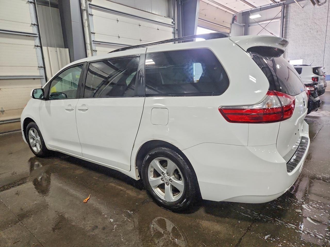 2017 Toyota Sienna Le - zdjęcie 2